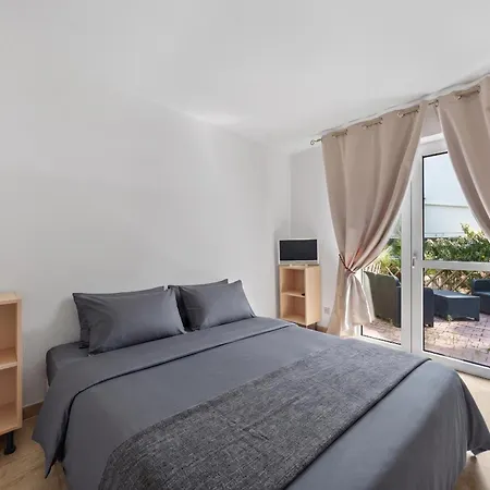 Calme Avec Terrasse 200m De La Apartmán *